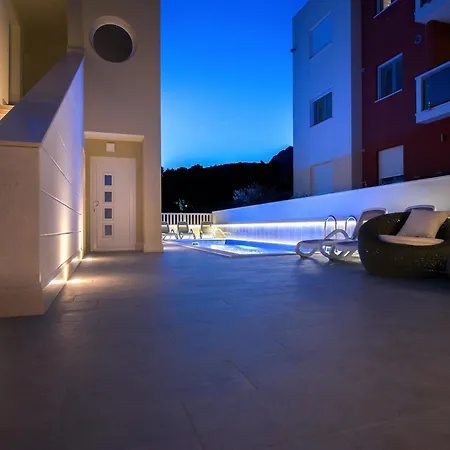 Apartman Family-friendly With Swimming Pool - 19147 Makarska