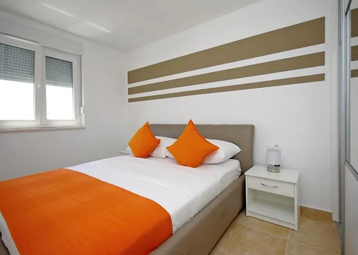 Apartman Family-friendly With Swimming Pool - 19147 Makarska