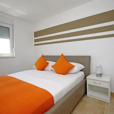 Apartment Family-friendly With Swimming Pool - 19147 Makarska