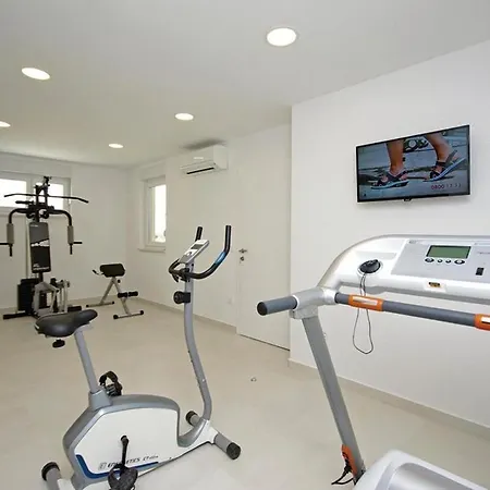 Family-friendly With Swimming Pool - 19147 マカルスカ