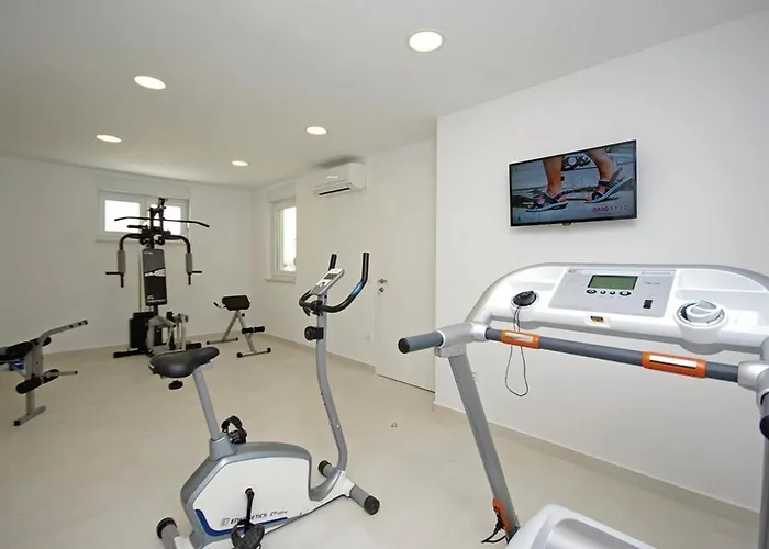 Family-friendly With Swimming Pool - 19147 Makarska