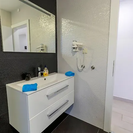 Family-friendly With Swimming Pool - 19147 Apartman Makarska