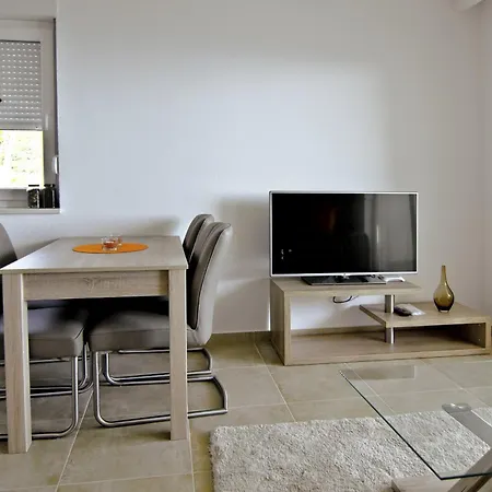 Apartman Family-friendly With Swimming Pool - 19147 Makarska